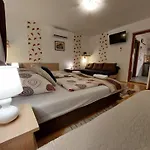 Tulipan Vendeghaz Апартаменты *