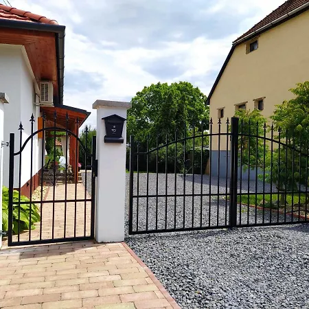 Apartament Tulipan Vendeghaz *