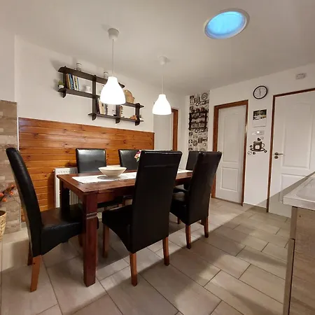Tulipan Vendeghaz Apartmán *