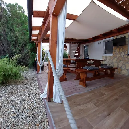 Tulipan Vendeghaz Apartmán *